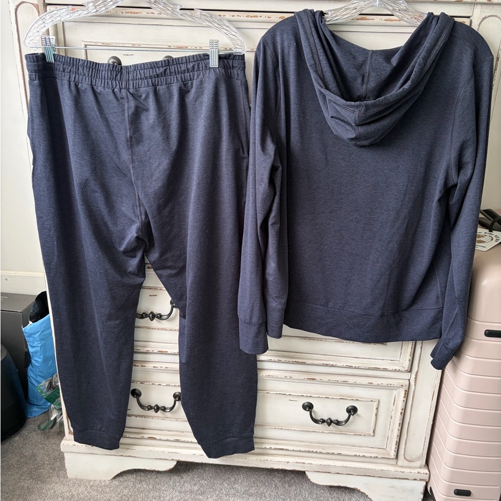 Vuori Dark Gray (Midnight Heather) Hoodie and Sweatpants Set